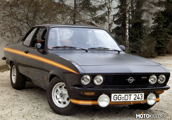 Opel Manta A GT/E Black Magic – Pierwsza seria modelu Manta schodzila z tasmy od 1970 do 1975 roku. Duzym popytem cieszyly sie zwlaszcza mocniejsze modele SR oraz GT/E. Czarna maska oraz namalowane pasy Rallye nadawaly sportowy charakter. W roku 1975 firma opel wypuscila model Black Magic. Byl to szczegolnie bogato wyposarzony model. 