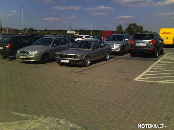 BMW E30 – Napotkane pod centrum Handlowym w Warszawie. Przepiękna, zadbana na ślicznych BBS 