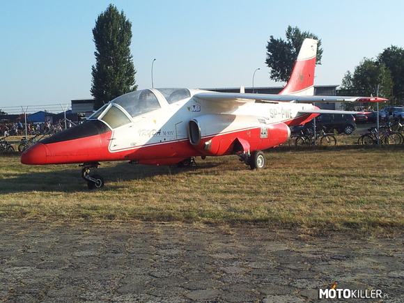 IRYDA M-93 V – Polski samolot odrzutowy produkowany w Mielcu


Poznajecie naklejkę nad kołem?
Tak to znaczek Rolls-Royce&apos;a, bo własnie ta firma wyprodukowała silniki do tego samolotu 