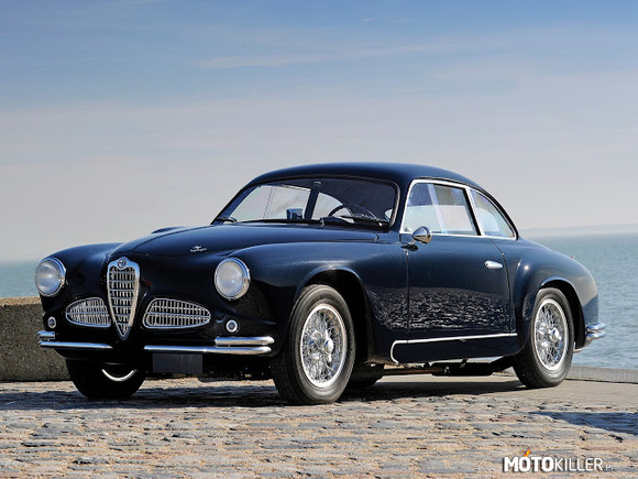 Alfa Romeo 1900 – Zaprojektowana w 1950 roku jako następca modelu 6C 2500 – nazwa serii ’6C’ wzięła się od 6-cylindrowych silników. Nasza 1900 taka nie była – zaprezentowany na Paris Motor Show w tym samym roku samochód już od początku miał być pojazdem osobowym średniej klasy. W 3 wersjach nadwoziowych nie aspirował do sportowych sukcesów, w odróżnieniu do poprzedników. Jednak trochę pazura w nim było. Trzy wersje nadwoziowe: sedan, coupe i cabrio (spider), a do tego cztery silniki: od 80 do 115 KM potrafiły nieźle rozpędzić Alfę, mimo że miały tylko cztery cylindry ułożone w rzędzie. Moc na tylną oś przenosiła czterobiegowa skrzynia. Standardowo, gdyż w wersji ‘Super Sprint’ występowała skrzynia pięciobiegowa. Takie zestawienie pozwalało na rozpędzenie topowej wersji ’1900′ do 180 km/h. Na przestrzeni lat powstało wiele różnych wersji różniących się od siebie.
Berlina, 1900 Sprint, 1900 Super, 1900 TI Super – czyli Super Sprint, wersja topowa. To nie koniec. Wpływ na bryłę samochodu mieli tacy mistrzowie jak Zagato, Pinifarina, Ghia czy Bertone. 