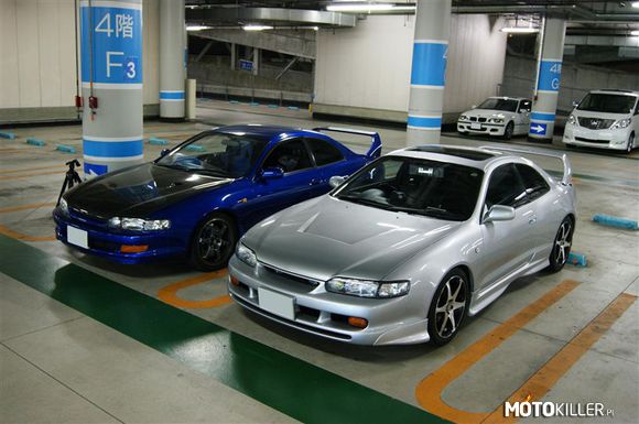 Toyota Curren 2x – Toyota Curren (1994-1998 r.)

Myślę, że gdyby model ten sprzedawany był również poza Japonią, razem z Celicą szóstej generacji (T20), to urwałby jej sporo wielbicieli. Okrągłe reflektory, tzw. &quot;owadzie oczy&quot; w Celicy, nie każdemu się podobają, ponieważ są dość specyficzne (choć ja zaliczam się do ich fanów). Tak czy inaczej, oba modele są niemal identycznie pod względem mechaniki (płyta podłogowa T200). Na zewnątrz, główna różnica to oczywiście przód, ponieważ nawet z tyłu, Curren i Celica wyglądają tak samo, z tym, że mowa o Celicy w wersji kabriolet. Łatwiej to wyjaśnić na zdjęciach (najpierw Celica kabriolet, później Curren):

Curren dostępna była z tymi samymi silnikami (1.8L, 2.0L) i skrzyniami biegów (5-biegowa manualna, 4-biegowa automatyczna) co Celica szóstej generacji, natomiast zabrakło wersji turbo z napędem na cztery koła. Produkowana była również w tych samych latach: 1994-1998. Co ciekawe, była o 30 kg lżejsza od Celicy, jeśli chodzi o te same wersje wyposażenia.

 Generalnie, były trzy wersje silnikowe, wszystkie 4-cylindrowe, rzędowe, wolnossące, DOHC, 16V, EFI:

3S-GE 2.0L (1998 cm3)
manualna skrzynia: 180 KM (132 kW) @ 7000 rpm, 191 Nm @ 4800 rpm
automatyczna skrzynia: 170 KM (125 kW) @ 6600, 191 Nm @ 4800 rpm

3S-FE 2.0L (1998 cm3)
140 KM (103 kW) @ 6000 rpm, 186 Nm @ 4400 rpm

4S-FE 1.8L (1838 cm3)
125 KM (92 kW) @ 6000 rpm, 162 Nm @ 4600 rpm

Oraz dziewięć wersji wyposażenia:

ZS (2.0 3S-GE)
ZS Sports Selection (2.0 3S-GE)
ZS S (2.0 3S-GE)
XS (2.0 3S-FE)
XS Touring Selection (2.0 3S-FE)
XS S (2.0 3S-FE)
FS (2.0 3S-FE)
TS (1.8 4S-FE)
TS Private Selection (1.8 4S-FE)

ZS Sport Selection posiadała LDS oraz kierownicę obszytą skórą.
XS Touring Selection wyposażona była w cztery koła skrętne.
ZS S oraz XS S wyróżniały się tylnym spojlerem oraz innymi aluminiowymi felgami.
TS Private Selection posiadała tylny spojler.

 W 1996 roku, wyszła limitowana wersja - Curren TRD SPORTS, wyprodukowano jedynie 300 egzemplarzy (z manualną lub automatyczną skrzynią) i sprzedawano między październikiem 1995 r. a marcem 1996 r. Pod maską 2.0L 3S-GE. Samochód posiadał trochę dodatków TRD np.: przedni grill i zderzak, regulowany tylny spojler, końcówka wydechu, gałka zmiany biegów itp. A do tego kierownicę MOMO, zawieszenie Super Strut Suspension (SSS - znane z Celicy) czy też mechanizm różnicowy. Niestety, moc nie uległa zmianie i nadal wynosiła 180 KM (manual) lub 170 KM (automat).

Produkcja Toyoty Curren zamknęła się w liczbie ponad 44000 egzemplarzy.

Dane techniczne wersji ZS Sports Selection z 1999 r.:
Silnik: 3S-GE, 2.0L (1998 cm3), R4, 16V, DOHC
Parametry: 180 KM (132 kW) @ 7000 rpm, 191 Nm @ 4800 rpm
Stopień sprężania: 10:1
Średnica cylindra x skok tłoka: 86 x 86 mm
Skrzynia biegów: 5-biegowa manualna
Wymiary (dł. x szer. x wys.): 4490 x 1750 x 1310 mm
Rozstaw osi: 2535 mm
Rozstaw kół przód: 1510 mm
Rozstaw kół tył: 1490 mm
Zawieszenie przód i tył: niezależne, sprężyny śrubowe
Hamulce przód: tarczowe wentylowane
Hamulce tył: tarczowe
Koła przód i tył: 205/55 R15 87V
Napęd: FWD
Masa: 1180 kg
Stosunek mocy do masy: 152,5 KM na tonę
Stosunek masy do mocy: 6,6 kg na KM
Pojemnościowy wskaźnik mocy: 90 KM z litra 