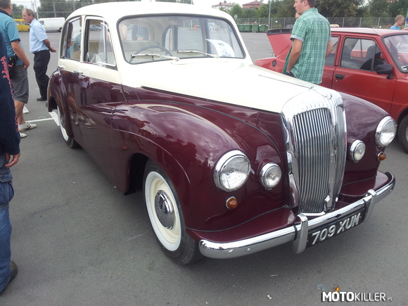 JAGUAR DAIMLER – Otrzymał nagrodę dla najstarszego auta zlotu, został wyprodukowany w 1955 roku 
