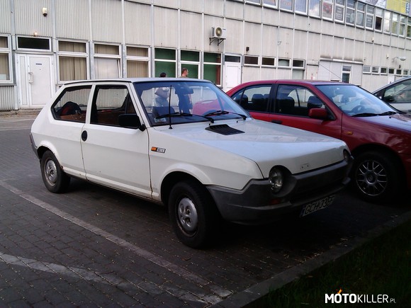 A tego cudaka znacie? – Nic prawie o nim nie wiem, ale ze znaczków wynika że to Fiat 60 l Ritmo. Od paru lat co parę miesięcy widzę go w Chojnicach (woj.Pomorskie). 