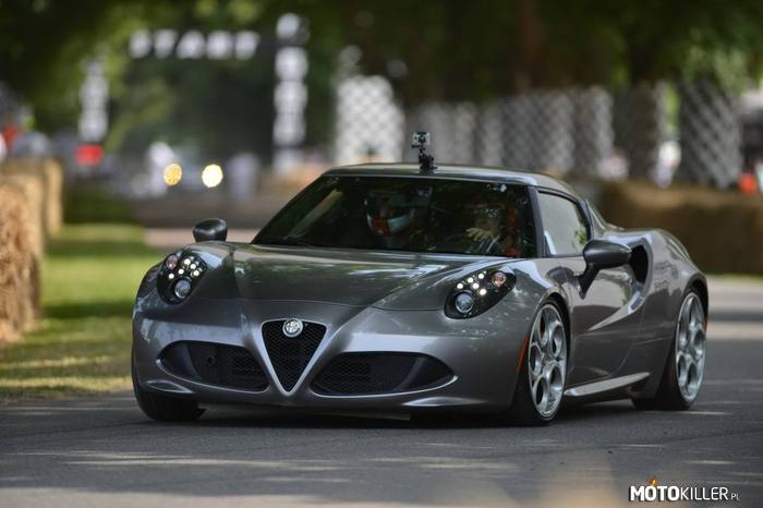 Alfa Romeo 4C – Najnowsze dziecko Alfa Romeo: 4C
Parę suchych faktów: Waży 895kg, ma 250KM, do setki rozpędza się w 4,5s. Pocisk! I moje marzenie ale w wersji Spider która najprawdopodobniej tez powstanie za 2lata. 