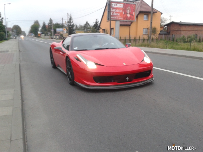 Ferrari Italia 458 – Ferrari napotkane w Gliwicach, właściciel widząc, że  robię zdjęcie zatrzymał się i poczekał.
Pozdrowienie dla tego pana 