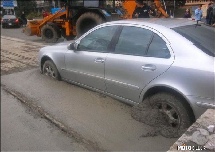 Kobieta wjechała Mercedesem w beton – Chciała ominąć korek, ale nie wiedziała że to świeży beton 