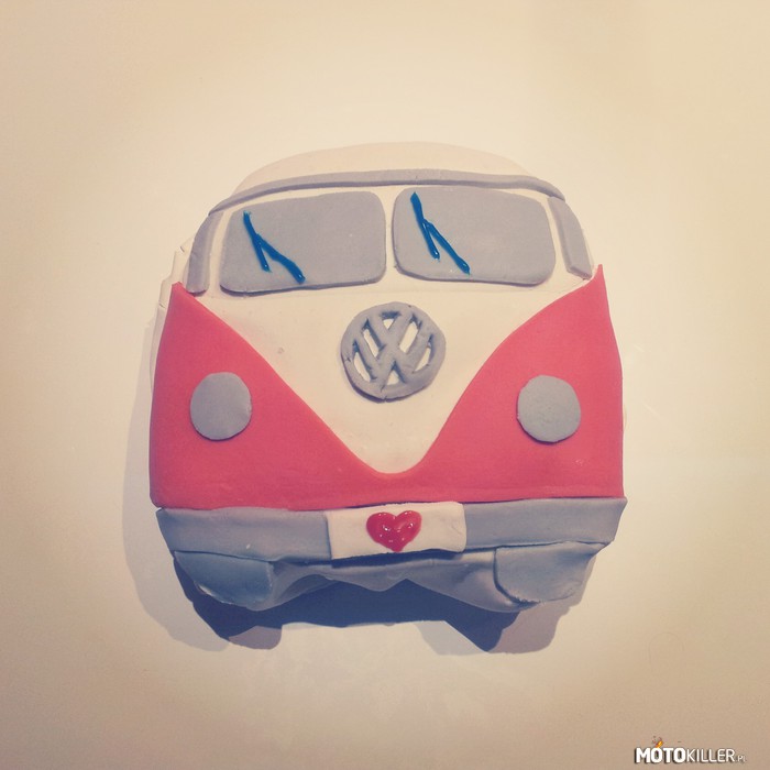 VW T1 na Dzień Chłopaka – Z okazji Dnia Chłopaka dostałem od dziewczyny mój wymarzony samochód - VW T1 jako torcik! 

Z okazji tego dnia, ja również życzę Panom spełnienia motoryzacyjnych marzeń i takiej dziewczyny! 