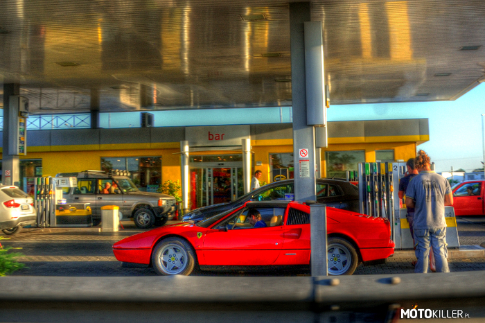 Ferrari też trzeba zatankować – Ferrari 308GTB Targa na stacji Eni. 