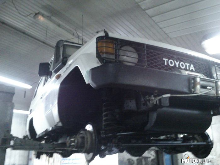 Dużym też się zdarza – Toyota Land Cruiser podczas konserwacji 