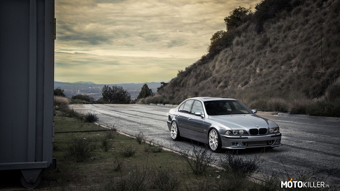 Piękny Bawarczyk – Jak dla mnie najładniejszy model BMW ogłoszony najlepiej prowadzącym się sedanem na przełomie lat 90. Niektóre jego egzemplarze mają po 18 lat, ale sylwetka ponadczasowa, która przykuwa uwagę po dzień dzisiejszy. Piękna sportowa limuzyna 