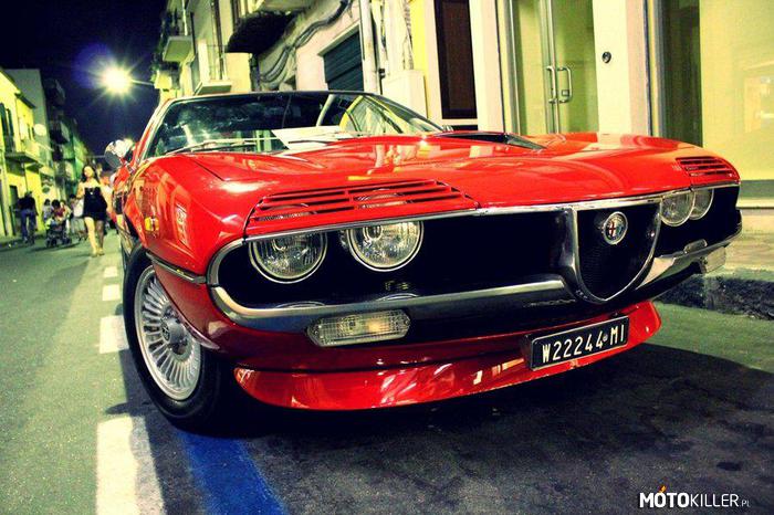 Alfa Romeo Montreal &apos;70-&apos;77 – Inaczej mówiąc &quot;Italian Muscle Car&quot;

Silnik: 2.6 V8 DOHC 16V
Moc: 200 KM przy 6500 obr./min.
Moment obr.: 235 Nm przy 4750 obr./min.
Napęd: RWD
Masa własna: 1270 kg
Przyspieszenie: 
0-100 km/h - 7.1s
Na &quot;ćwiartkę&quot;: 15.1s 