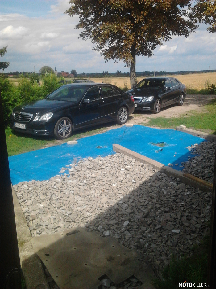 Moje podwórko – Któregoś ranka wstaje i stoją takie dwa piękne Mercedesy, szkoda że nie moje 