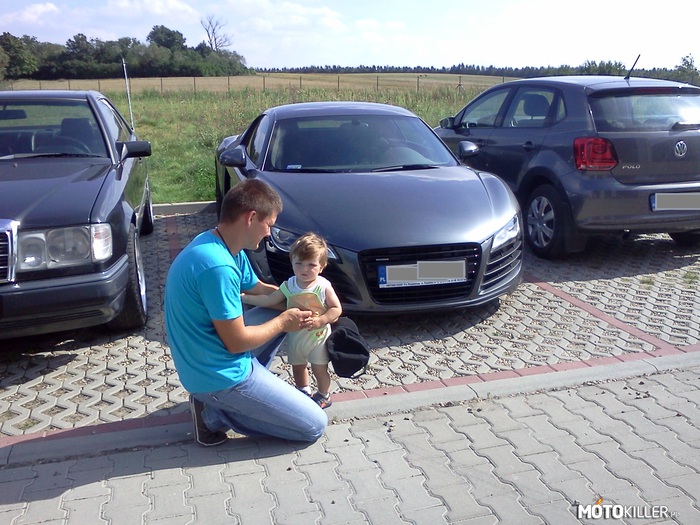 Ja i mój syn przy Audi R8 Quattro – napotkanym gdzieś w Rokietnicy... 