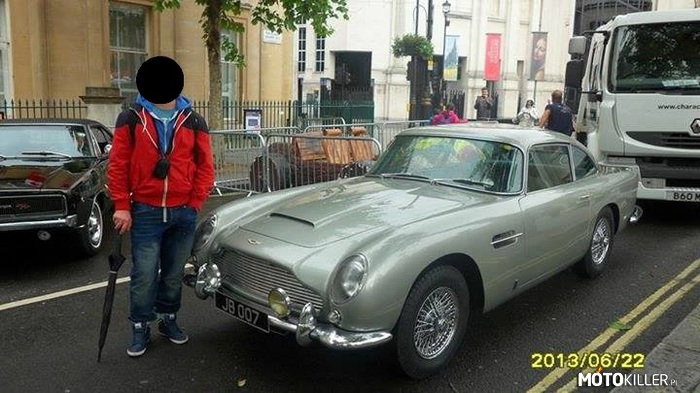 Zlot samochodów zabytkowych w Anglii cz3 – Jak się okazało są to samochody które brały udział w filmach sensacji itp tutaj mamy astona 007 