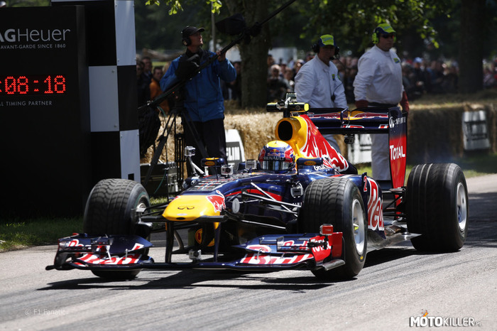 Red Bull podczas festiwalu prędkości – Udziału w tegorocznym Good Wood nie mógł sobie odmówić Sebastian Vettel który wraz z ekipą mechaników rozgrzał tłum swoim przejazdem po torze podczas Festiwalu Prędkości.

ZAPRASZAM DO OGLĄDANIA INNYCH MATERIAŁÓW Z SERI!!
Good Wood #5 