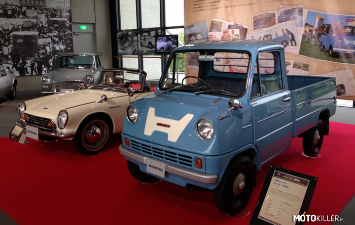 Pierwsze samochody Hondy – Honda jest jednym z młodszych producentów samochodów. Marka ta zaczęła tworzyć i sprzedawać samochody dopiero od 1963 roku, zaczynając od widocznych na zdjęciu małej ciężarówki T360, a cztery miesiące później wszedł do sprzedaży sportowy roadster S500. Roadster ten był trochę na przekór planom Ministerstwa Gospodarki, Handlu i Przemysłu Japonii, które to w 1955 roku zaproponowało pewien program dotyczący promocji rodzimej motoryzacji, chodziło o stworzenie &quot;narodowego samochodu&quot;, 4-miejscowego, o maksymalnej prędkości 100 km/h i cenie 150 tysięcy jenów. Natomiast Soichiro Honda (szef marki w latach 1948-1973), przez całe swoje życie zafascynowany motocyklowym i samochodowym sportem, wolał poczekać, ponieważ chciał stworzyć coś &quot;innego&quot;. Nieoczekiwanie, w 1961 roku wspomniane Ministerstwo zaproponowało kontrowersyjną taktykę, na mocy której poszczególne japońskie marki miałyby ulec wchłonięciu przez inne (w 1963 r.). Doszło wtedy do ostrej wymiany zdań między Soichiro Hondą, a zarządem Ministerstwa. Jak się później okazało, plany Ministerstwa nie powiodły się, a Honda mogła bezpiecznie tworzyć samochody. 

T360 to mała ciężarówka z silnikiem 354 cm3 o mocy 30 KM i napędem na tył. 
Natomiast S500 to lekki roadster z napędem na tył i niezależnym zawieszeniem, o masie 675 kg, którego 4-cylindrowy silnik o pojemności 531 cm3 i mocy 44 KM (DOHC, cztery gaźniki, głowica o półkulistych komorach spalania) jest oczywiście wysokoobrotowy (czerwone pole od 9500 rpm, może się kręcić do 11000 rpm). 