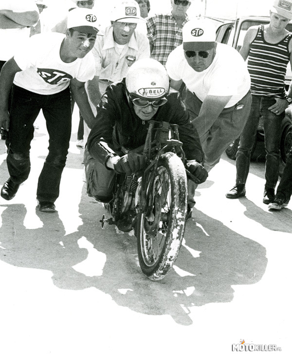 Kojarzycie tego gościa? – Burt Munro to legenda światowej motoryzacji. Na przerobionym własnoręcznie Indianie pobił światowy rekord prędkości. 