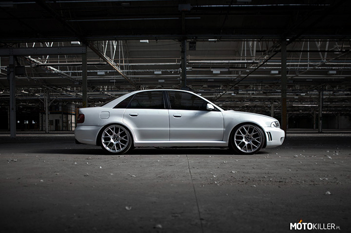 Piękna biel na Audi RS4 – Komu taka podchodzi? 