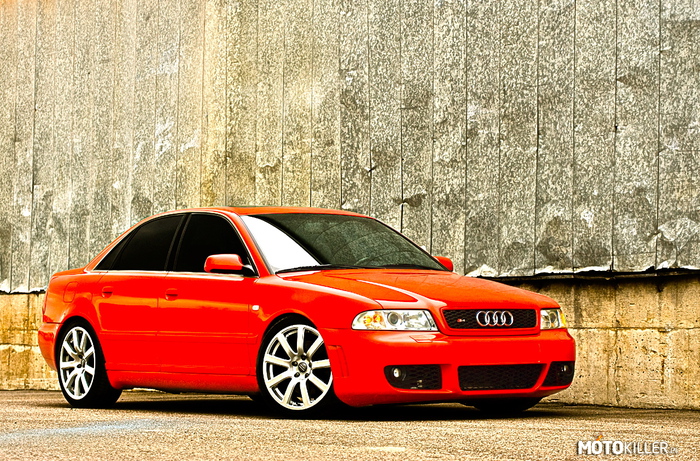 Audi RS4 w czerwieni –  