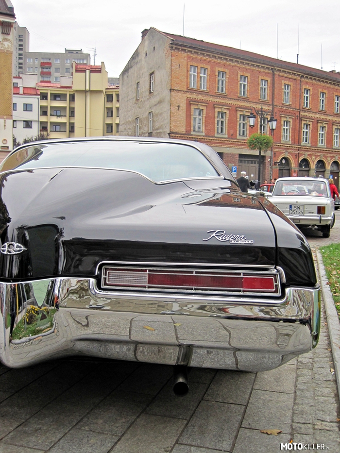 Boattail – Buick Riviera, a w tle ładny Fiat 