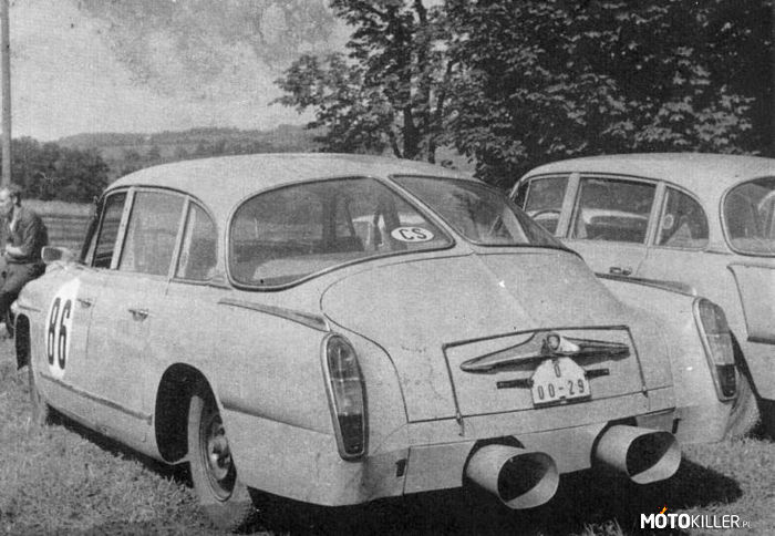 Tatra T603 – Tę markę większość osób kojarzy z samochodami ciężarowymi o świetnych własnościach terenowych, tymczasem Tatra już od lat 30-tych minionego wieku wytwarzała osobowe auta luksusowe.
Auto z obrazka to Tatra T 603 przygotowana do wyścigów. Aż dziw bierze, że Czechom, będącym tak jak my, krajem komunistycznym, udało się produkować tak nietuzinkowe samochody, które dziś cieszą się sporym powodzeniem wśród kolekcjonerów aut (powstało niewiele ponad 20 tys. egzemplarzy T603).

Tatra T603 (1955-1975) posiadała niezwykle aerodynamiczną karoserię (Cx=0,35) mieszczącą 6 osób, chłodzony powietrzem silnik V8 o pojemności 2,4-2,5 l i mocy 95-105 KM umieszczony za tylną osią i napędzający koła tylne. Z uwagi na niedociążoną oś przednią, wóz uchodzi za trudny w prowadzeniu zimą.

Posłuchaj jak wspaniale brzmi czechosłowackie, chłodzone powietrzem V8 z drugiej połowy lat 50-tych!:

http://www.youtube.com/watch?v=UEglqDfGYM0 