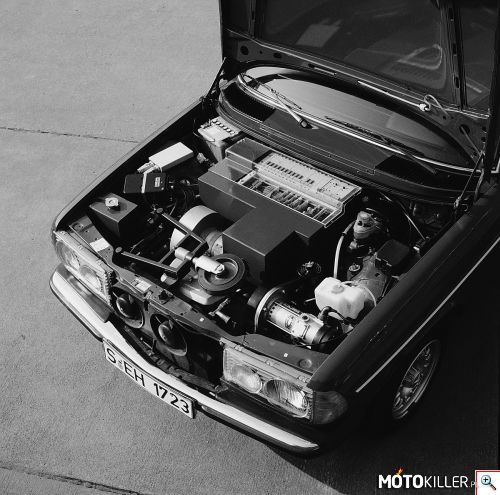 Ciekawostka:  elektryczny  W123 – Na targach w Hanowerze w 1982 Mercedes pokazał prototyp elektrycznego W123. Pod maską znajdował się 2 cylindrowy silnik który ładował baterie zajmujące cały bagażnik wersji kombi. Silnik elektryczny posiadał moc 42 km i przy zwiększonej o 600 kg. masie samochodu pozwalał na jazdę z &quot;oszałamiającą&quot; prędkością 80km/h. 