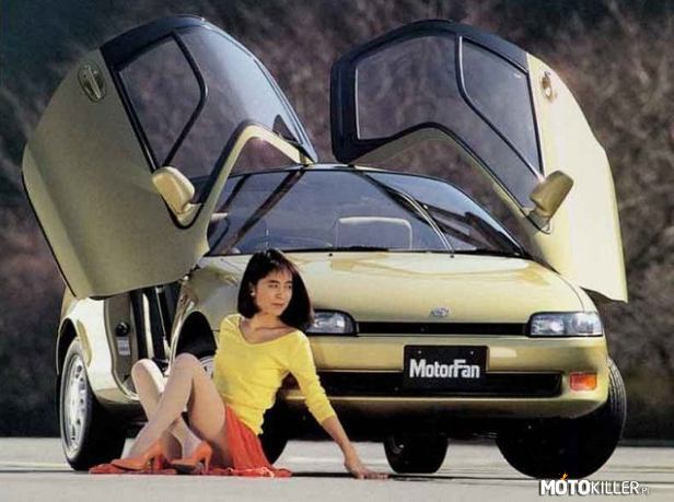 Toyota Sera – Toyota Sera przypomina w założeniach Autozam AZ-1, była jednak samochodem większym i nie należącym do kategorii kei. Pojazd o długości 3860 mm wszedł do sprzedaży w 1990 r. i praktycznie nie różnił się od konceptu AXV-II pokazanego na targach w Tokio w 1987 r.Do napędu modelu Sera służył silnik 1,5 o mocy 110 KM. Chociaż Toyota została przygotowana z myślą o rynku japońskim, to była indywidualnie importowana m.in. do Australii, Nowej Zelandii, Wielkiej Brytanii, a nawet Pakistanu. Auto w latach 1990-1996 powstało w liczbie mniejszej niż 16 000 egzemplarzy.
Coupe miało układ siedzeń 2+2. Do środka wsiadało się przed tzw. butterfly doors, czyli drzwi unoszone do góry i do przodu. W dodatku były one mocno przeszklone, aż po sam środek dachu. 