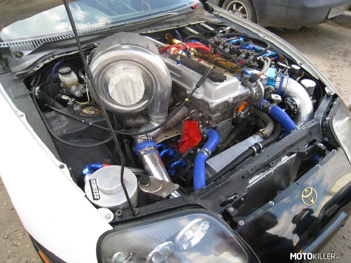 Więc mówisz, że masz duże turbo? – ...to urocze.
1FZ-FE czyli 4.5l rzędowa szóstka z Toyoty Land Cruiser wspierana przez ogromne turbo w karoserii Supry MK IV. 
