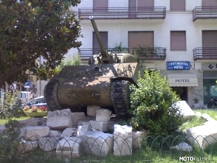 Polski czołg w centrum Montecasino –  