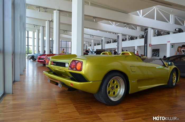 Muzeum Lamborghini – Na pierwszym planie prototyp z 1992 roku, Lamborghini Diablo roadster (oficjalnego imienia nie znalazłem) 