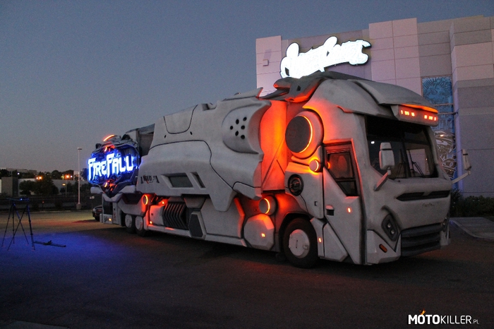 Fire wall truck game center – Niepozorna ciężarówka w której jest około 20 profesjonalnych foteli do gier komputerowych. WEST COAST CUSTOMS 