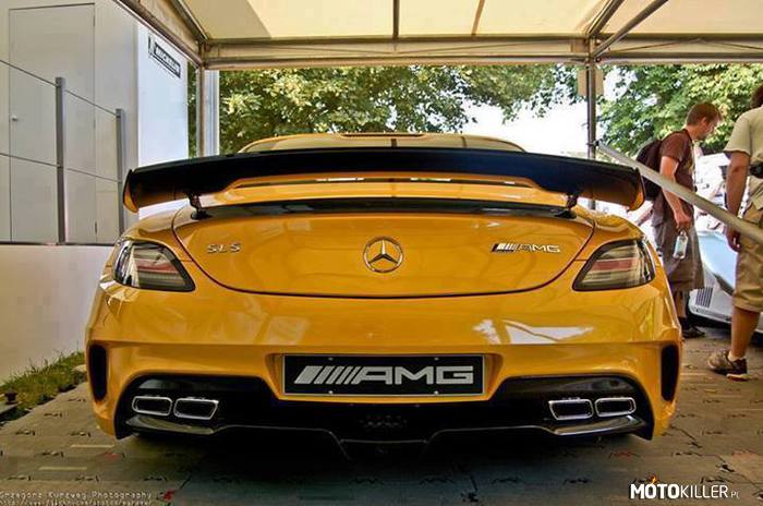 Mercedes SLS AMG – Naprawdę piękny samochód na który jak popatrzę to widzę starszego SLS czyli legendę konkretny tył według mniei dobre foto ! 
