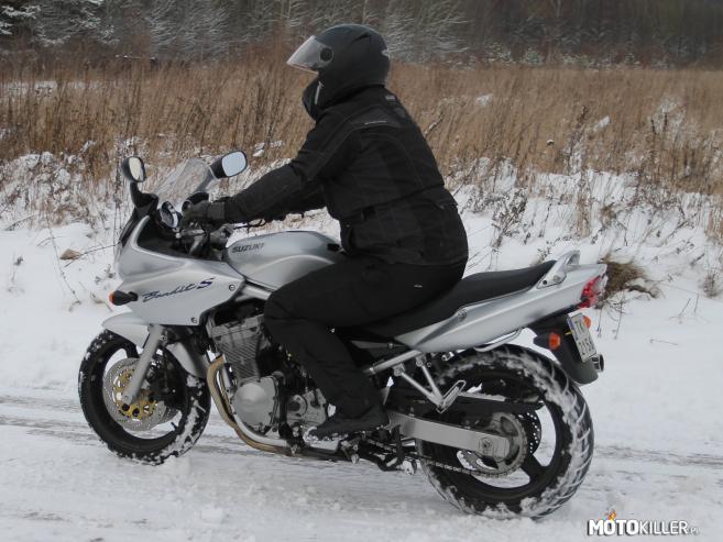 Nie zapominajmy – o motocyklistach również w zimę.Są ludzie którzy nie mają czym się porusza więc wsiadają na skuter i latają również w zimę ;) 