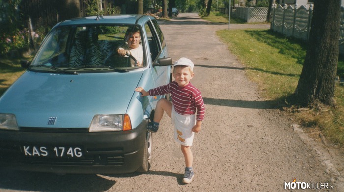 Cienki – Zdjęć X lat  temu cześć druga. Samochodzik mojego podszywanego wujka, na którym &quot;szlifowałem umiejętności jezdne&quot;, obok stoję ja w wieku 4/5 lat więc zdjęcie ma jakieś 10 lat :D 