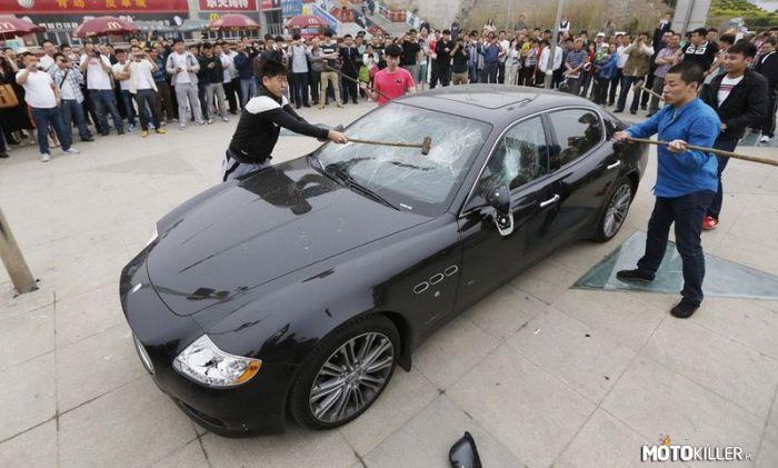 Niszczenie Maserati – Niszczenie Maserati o wartości $420,000 przez bogaczy w Chinach dla mnie to coś nie do ogarnięcia. 