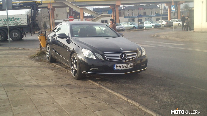Seria pt. &quot;Zacne pojazdy spotkane w Radomsku&quot; – Mercedes w drodze do szkoły. 
