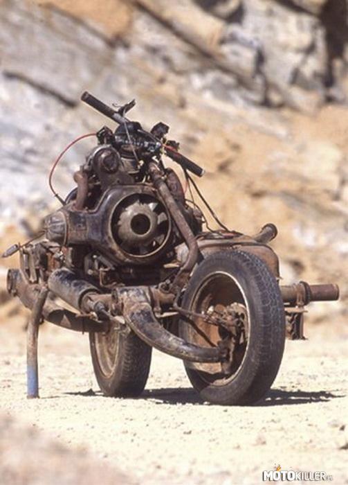 Emile Leray i jego historia – Historia zdarzyła się w 1993 roku. Podczas swojej podróży przez Saharę, zabytkowy Citroen V Emile Leraya się zepsuł i utknął na środku pustyni. Aby się uratować, francuz zbudował motocykl używając części samochodu. Zdemontował całą karoserię Citroena, którą następnie wykorzystywał jako schronienie przed burzami piaskowymi. Z pozostałych części zbudował motocykl, wziął bagaże i odjechał. Więcej zdjęć w linku. 