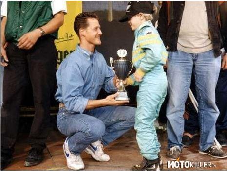 Schumacher i Vettel w 1994 – Schumacher wręcza puchar za wygrany wyścig dla kiedys małego Sebastiana Vettela 