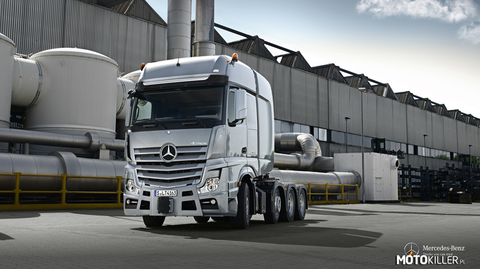 Mocarz od Mercedesa – Mercedes-Benz Actros SLT
Ponad 15-sto litrowy silnik R6 o mocy 625KM do pracy z ciężkimi ładunkami. 