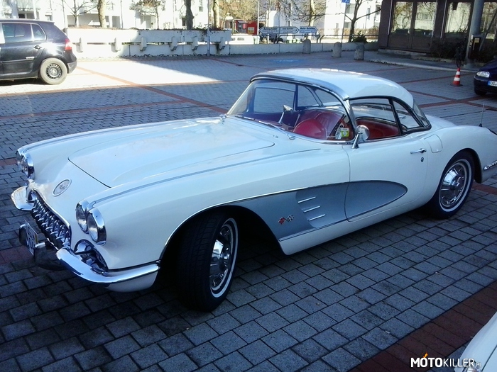 Chevrolet Corvette C1 – Chevrolet z 1960 r.spotkany pod urzędem rejestracji samochodów w Niemczech. Miły właściciel pozwolił zrobić parę fotek. 