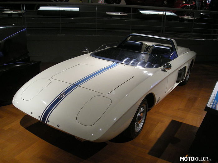 Mustang 1 ( T-5) – Pierwszy prototyp – Mustang 1 (znany też jako T-5) został zaprezentowany podczas wyścigów U.S. Grand Prix w miejscowości Watkins Glen w październiku 1962 roku. Kierowcy Dan Gurney i Stirling Moss przejechali samochodem na zmianę kilka okrążeń z dużą prędkością, by zademonstrować jego możliwości. Mustang 1 rozwinął prędkość 207 km/h (115 mil na godzinę) i przejechał ćwierć mili w 18,2 s. Mustang I był dwumiejscowym roadsterem z silnikiem V4 umieszczonym pośrodku o pojemności 2,0 litra. Silnik miał moc 90 koni mechanicznych i był chłodzony przez dwa wentylatory ulokowane we wlotach powietrza tuż przed tylnymi kołami. Pokrycie zostało wykonane ze sprasowanych blach aluminiowych przytwierdzonych do rurowego podwozia. Dwuosobową kabinę pasażerską przed wiatrem chroniła jedynie niewielka owiewka, a kierowca miał do dyspozycji najpotrzebniejsze instrumenty i 4-biegową przekładnie manualną, która przekazywała napęd na tylną oś. 