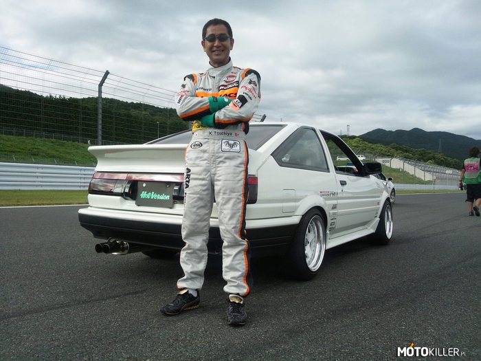 Opowiedz mi jeszcze raz jak dużo mocy ma Twój driftowóz – Na zdjęciu oczywiście Keiichi Tsuchiya i jego 175 konna Toyota AE86 aka &quot;hachi-roku&quot;. 