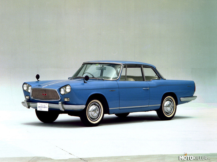 Od tego się zaczęło – W 1962 roku firma Nissan wyprodukowała pierwszy samochód z modelu Skyline Sport.Nissan Skyline Sport był produkowany ręcznie przez Giovanniego Michelottiego i występował w wersji coupé i cabrio. Występował w 4 kolorach : Palemo Beige Metalic, Berona Gray, Mantova Ivory oraz Isca Blue. Model ten był zaopatrzony w silnik o pojemności 1862 cm³, który odznaczał się mocą 92 KM dostępnych od 4800 obrotów na minutę oraz momentem obrotowym 154 Nm. Ważył 1350kg. 