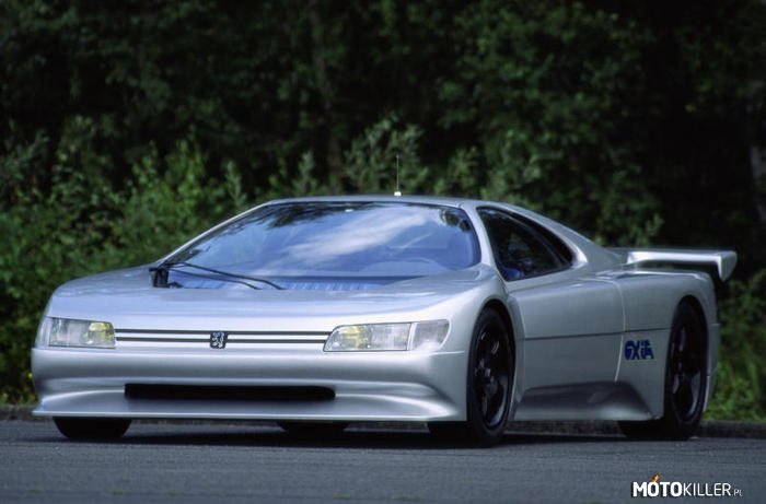 Zapomniany koncept, Peugeot Oxia – W 1988 roku Peugeot zaprezentował ostatni z serii szalonych “kosmicznych” konceptów.Przyszedł czas na najbardziej dopracowany i realistyczny model, który doczekał się nawet w pełni działającego prototypu zdolnego pojechać 349 km/h!,Peugeot nawiązał w nazwie do kosmosu. Oxia Palus to nazwa odnosząca się do regionu na Marsie. W ziemskiej formie Peugeot Oxia zadebiutował w 1988 roku na salonie samochodowym w Paryżu, a producent reklamował go sloganem “ziemski debiut”. 
