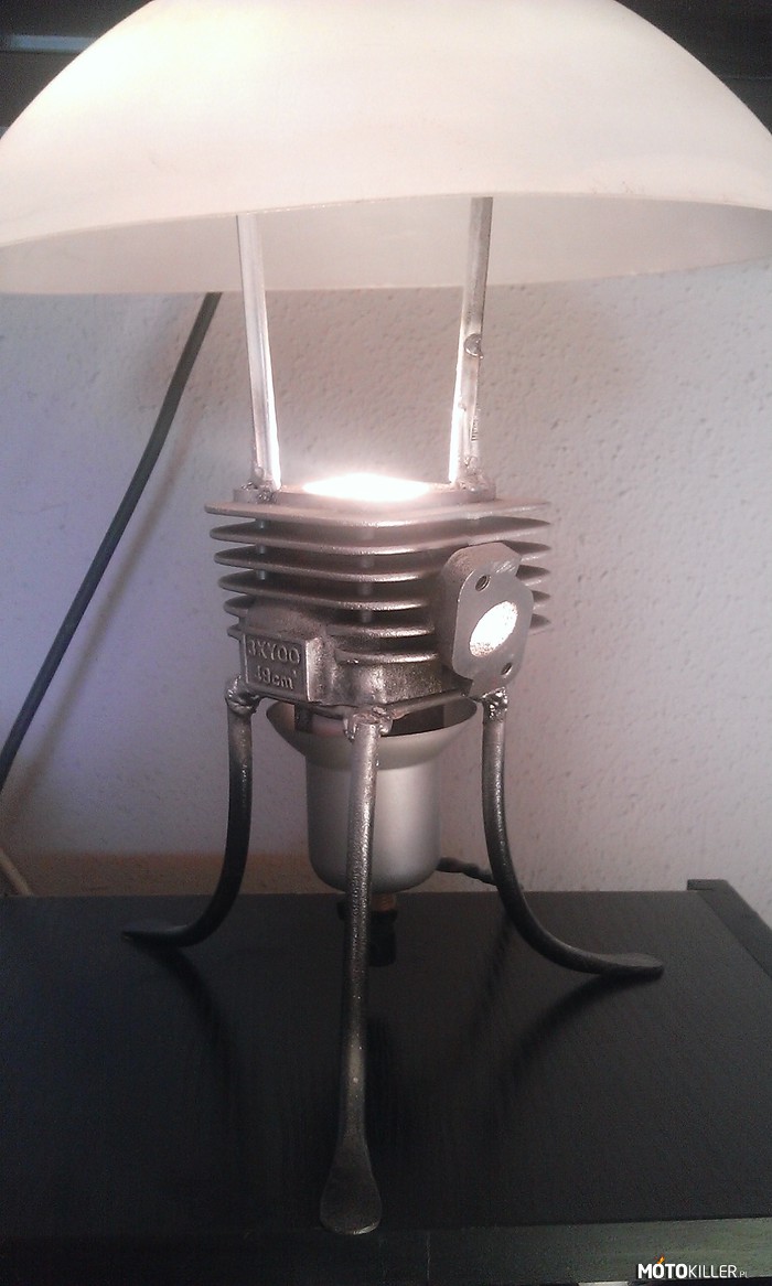 Efekt nudy – Lampka wykonana z cylindra od skuterka. 