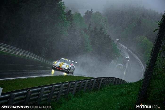 Porsche na Nürburgring – W deszczowej pogodzie 