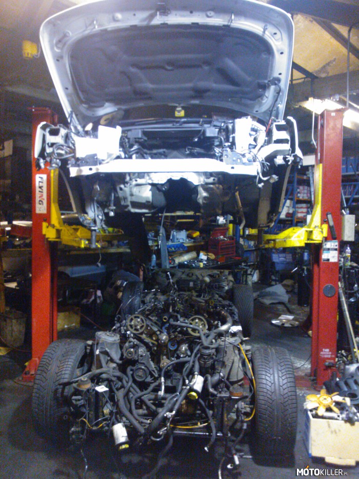 Range Rover Sport – Naprawa silnika w RR niestety wymaga podniesienia nadwozia. 