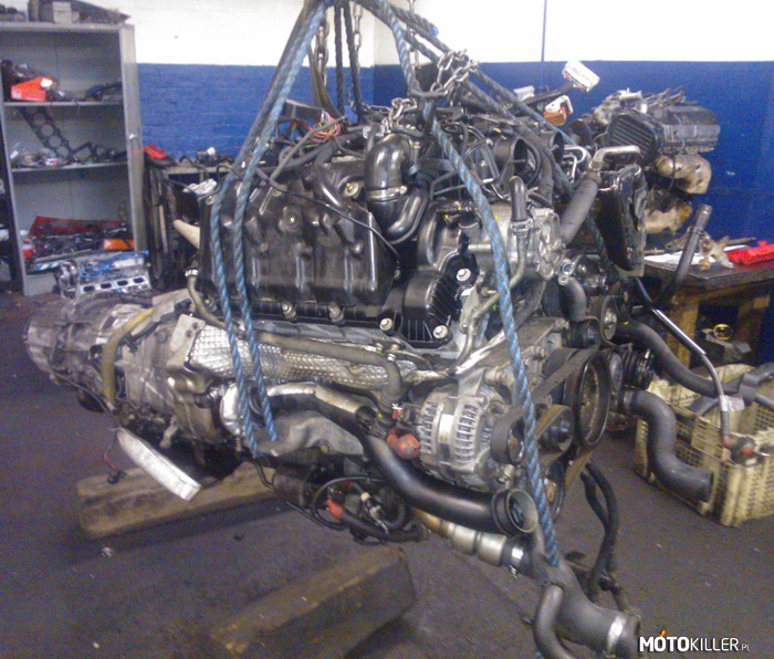 Silnik Range Rover Sport – Tak jak obiecałem TDV8 3.6 
W  tle silnik od Mitsubishi Pajero evolution v6 3.0 benzyna 