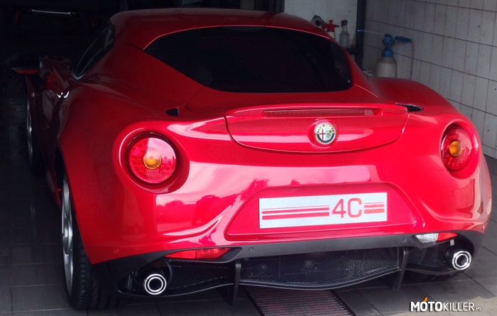 Alfa Romeo 4C – Piękna Włoszka spotkana dziś na praktykach w serwisie Autotraper. Na żywo robi niesamowite wrażenie. Te linie, to wnętrze wykonane niemal całkowicie z włókna węglowego, ten dźwięk silnika... POEZJA! 