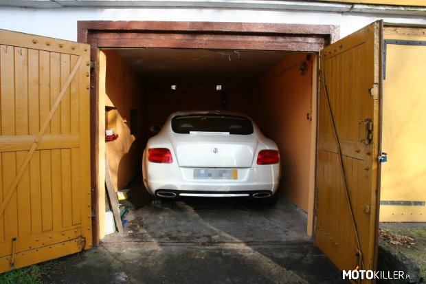 Bentley w garażu – jeden z tych, co Polacy ukradli z salonu w Niemczech 